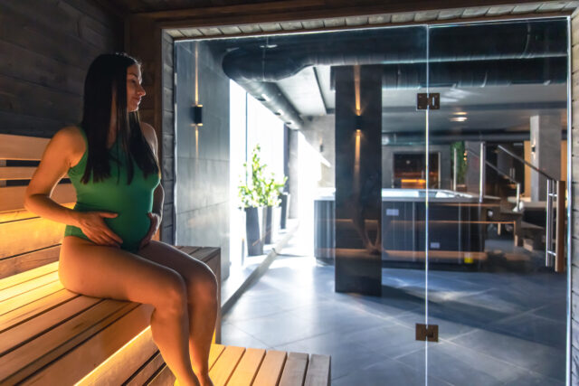 Schwangere Frau in der Sauna
