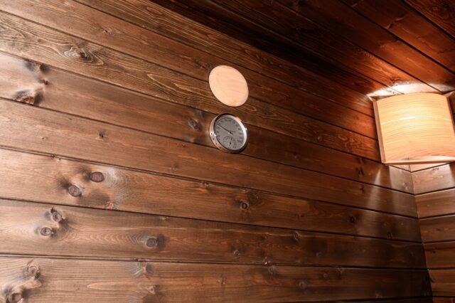 Sauna mit Belüftungsöffnung, Thermometer und Lampe