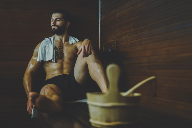 Mann sitzt in der Sauna nach dem Krafttraining